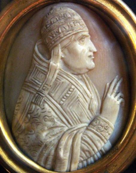 Juan XII, considerado como uno de los papas más nefastos de la historia de la Iglesia por su promiscuidad, murió el 14 de mayo de 964 según parece asesinado por un marido que lo había sorprendido en el lecho de su mujer. Otra versión dice que murió de apoplejía en pleno acto sexual.