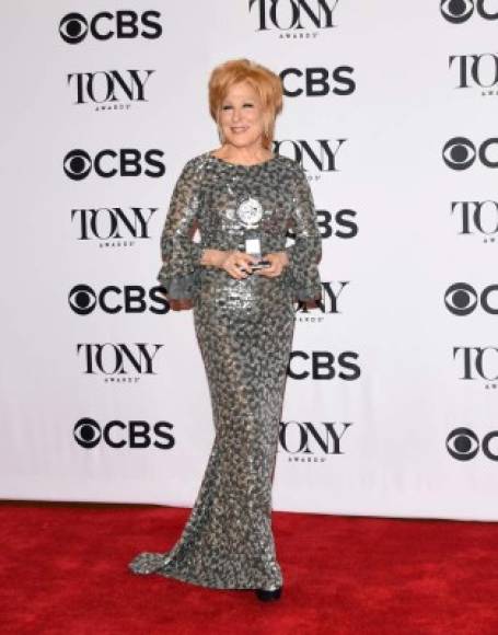 La icónica Bette Midler, de 71 años, una de las ganadoras de la noche.<br/>Con un vestido plateado que no mostraba piel alguna, salvo las manos y el cuello. Las mangas con forma de campana, añadían un toque suave.