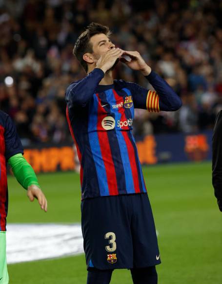 El saludo de Gerard Piqué a los aficionados del Barcelona en el Spotify Camp Nou.