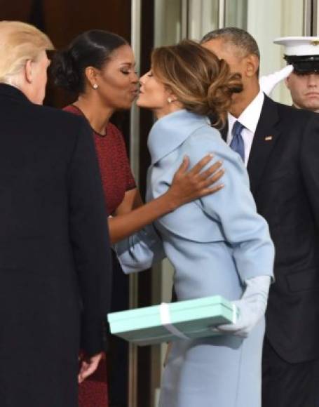 Melania se mostró amena con Michelle Obama y hasta le llevó un misterioso regalo.