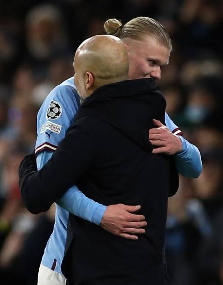 El abrazo que le dio Pep Guardiola a Erling Haaland al momento de sustituirlo.