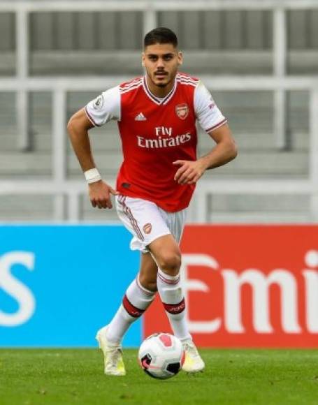 El Arsenal ha ampliado el contrato del defensa Dinos Mavropanos, internacional Sub-21 con Grecia, y lo ha cedido al Stuttgart alemán para que dispute la próxima temporada la Bundesliga.<br/><br/>El central de 22 años ha estado cedido en el Nuremberg de la segunda división alemana desde enero, donde jugó 12 partidos y y se convirtió en una figura clave para salvar al equipo del descenso.