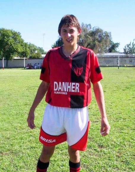 Emiliano Sala nació en la localidad argentina de Cululú, en la provincia de Santa Fe. Su pasión por el balón apareció cuando apenas tenía 4 años. En aquel entonces entró en el Club Atlético y Social San Martín (foto), equipo en el que se desarrolló como futbolista hasta los 15 años. Además, con tan solo 14 años ya jugaba en la tercera división con su club en la Liga Esperancina de fútbol que está afiliada a la Asociación del Fútbol Argentino. Foto cortesía de Diario El Litoral de Santa Fe