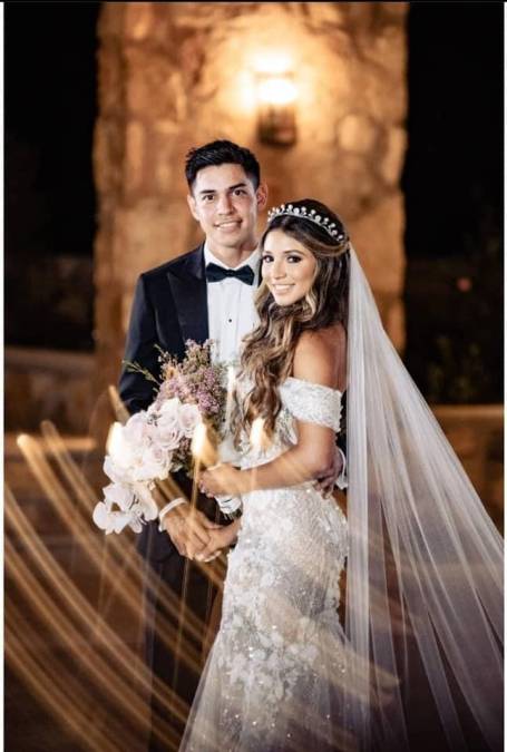 Mauricio Dubón está casado. El 20 de noviembre del 2020 contrajo nupcias con Nancy Herrera. En las redes sociales postean mucho de sus viajes cuando hay receso en las Grandes Ligas. 