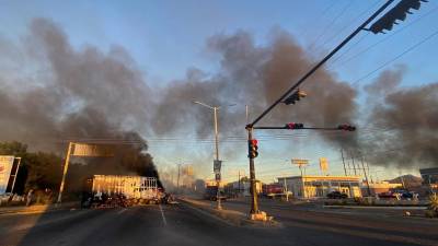 Enfrentamientos entre grupos criminales y narcobloqueos siembran el caos y el terror en Culiacán.