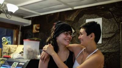 Laura Florez Estrada y su pareja, Jazmín Elizondo están inscritas como matrimonio. Foto tomada de La Nación.