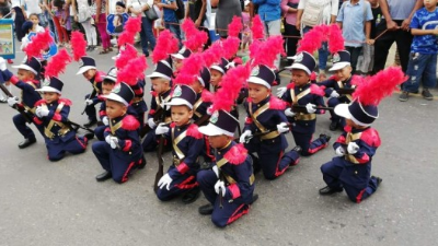 Pequeños cadetes hicieron gala de sus destrezas para marchar.