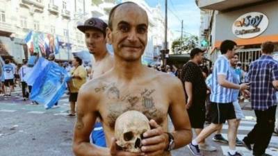 El aficionado del Racing desenterró a su abuelo y llevó el cráneo a la celebración del título. Foto Twitter.