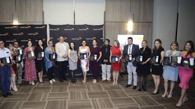 Los representantes de múltiples empresas junto a sus reconocimientos.