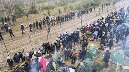 Las fuerzas polacas dispararon este martes gases lacrimógenos contra migrantes que arrojaban piedras en la frontera con Bielorrusia, cuyo presidente Alexander Lukashenko aseguró querer evitar cualquier “confrontación”.