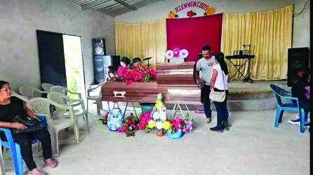 Allegados velaron los restos mortales de Gilberto Orellana e Isaías Pérez en Dulce Nombre de Copán; ayer enterraron a dos víctimas.