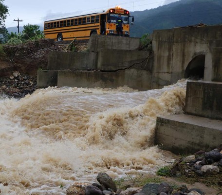 Dos rupturas en el Canal Maya inundan a La Lima