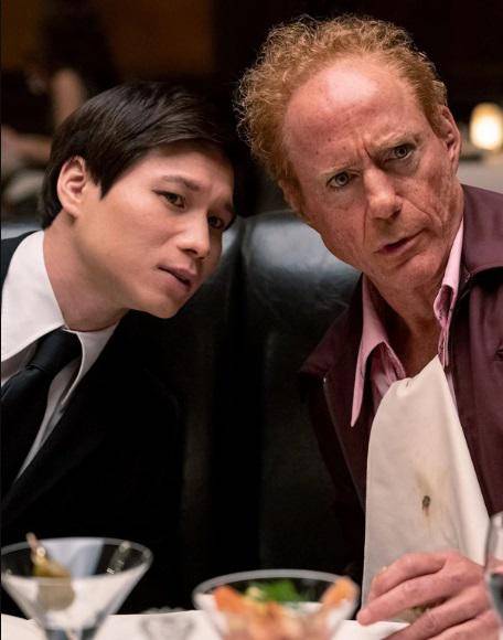 <b>‘THE SYMPATHIZER’, HBO</b>Basada en la novela homónima de Viet Thanh Nguyen, ganadora del Premio Pulitzer, ‘The Sympathizer ‘ es un thriller de espionaje y una sátira intercultural que cuenta en su reparto con Robert Downey Jr. Creada por el prestigioso realizador coreano Park Chan-wook -junto a Don McKellar-, sus siete episodios se estrenan el 15 de abril en HBO.