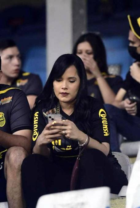 Esta belleza aurinegra se entretuvo con su celular antes del partido.