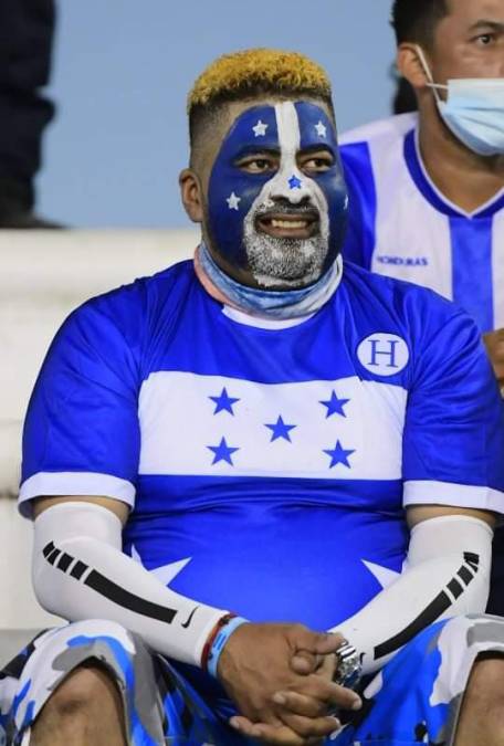 Este aficionado hondureño llegó al estadio con el rostro pintado con los colores de Honduras.