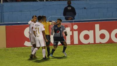Momento donde Marcelo Pereira iba a recibir la tarjeta roja.
