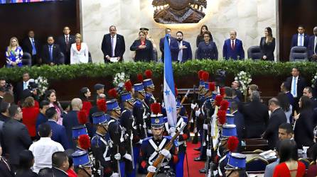 Cadetes encabezaron los actos oficiales con la entrada del Pabellón Nacional.