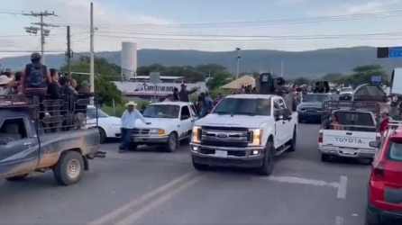 “¡Puro Sinaloa!” Convoy de sicarios presume potentes armas en desfile