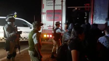 Los migrantes fueron encontrados por la Guardia Nacional en un tráiler abandonado en Veracruz.