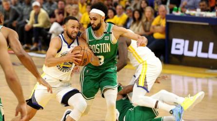 Stephen Curry encabezó el triunfo de los Warriors ante los Boston Celtics.