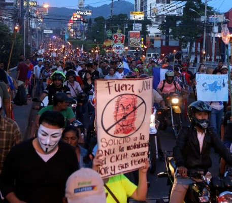Indignados marchan con antorchas nuevamente en Tegucigalpa