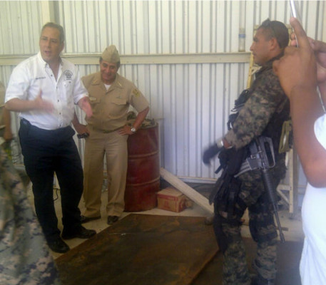 Naval de Honduras incauta armas y droga oculta en 22 láminas