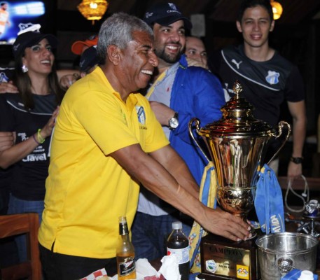 Festejo de campeón del Honduras Progreso en el que se valía beber