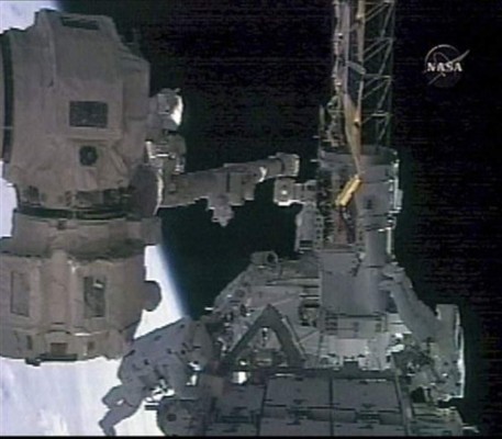 Astronautas hacen caminata; grieta preocupante en transbordador