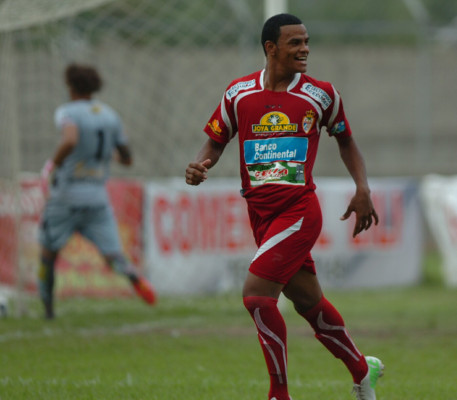 Rony Martínez en pláticas con Alajuela