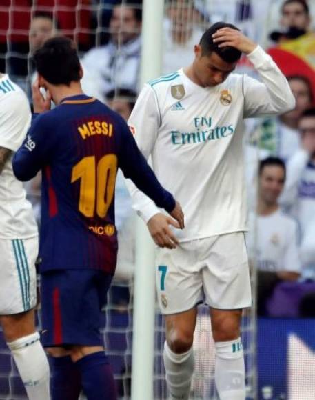 Se notó que le dolió a Cristiano el balonazo de Messi.