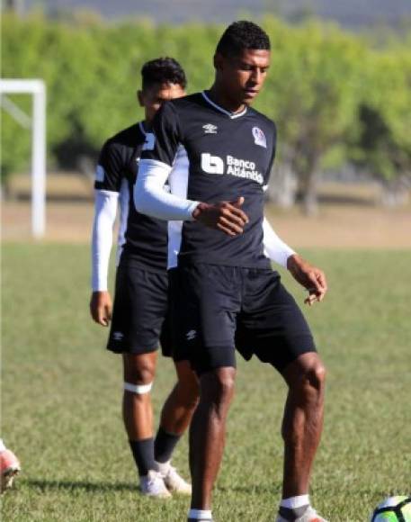 A Carlo Costly se le termina el contrato en el Olimpia tras la gran final contra Motagua y no sabe si seguirá en el equipo albo. 'No sé si mi despedida o que. Se me acaba el contrato, pero sería bonito levantar un trofeo más con este club. Esperemos que el domingo sea a favor nuestro'.