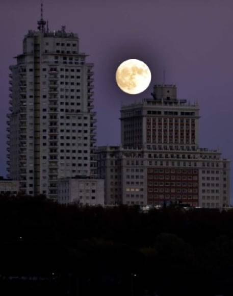 La luna entre edificios de Madrid. AFP