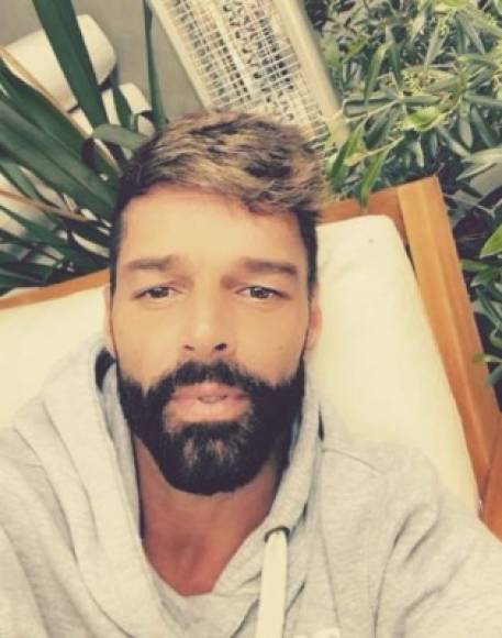 Ricky Martin<br/>El cantante fue uno de los primeros latinos en concienciar a sus seguidores de la importancia de quedarse en casa. “América latina y EE.UU., el virus viaja en el cuerpo sin presentar síntomas y es muy contagioso. Hay muchos que no se han enterado. #quedateencasa #yomequedoencasa #stayhome”, escribió.<br/>