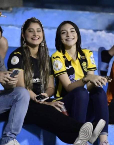 Ana Reyes, novia de Selvin Guevara(camiseta negra) llegó al estadio Morazán para darle el apoyo al Real España.