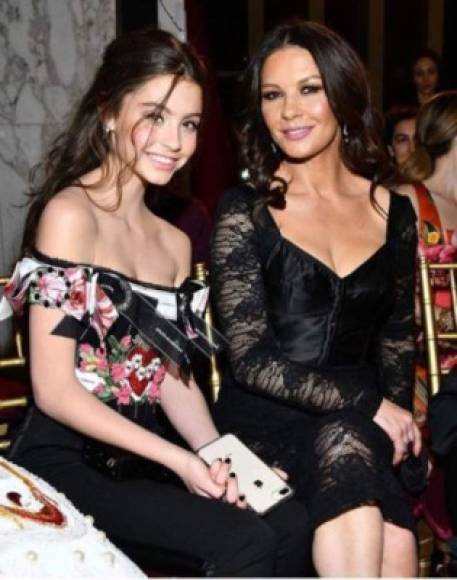 A sus 48 años, Catherine Zeta-Jones luce como la hermana mayor de su hija de 14 años Carys Zeta Douglas.