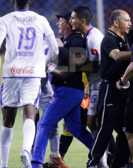 Pedro Troglio tuvo que ser controlado por los jugadores del Olimpia. El defensor Leverón lo sujetó y trató de controlarlo.