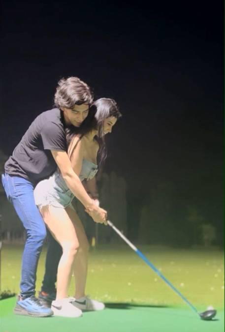 La pareja se mostró muy romántica practicando golf.