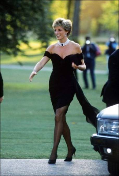 A pesar de estar divorciada del príncipe Carlos, ella siguió ayudando a los demás. Está fotografía dió de que hablar durante mucho tiempo, nunca la princesa Diana había vestido un atuendo tan sexy.