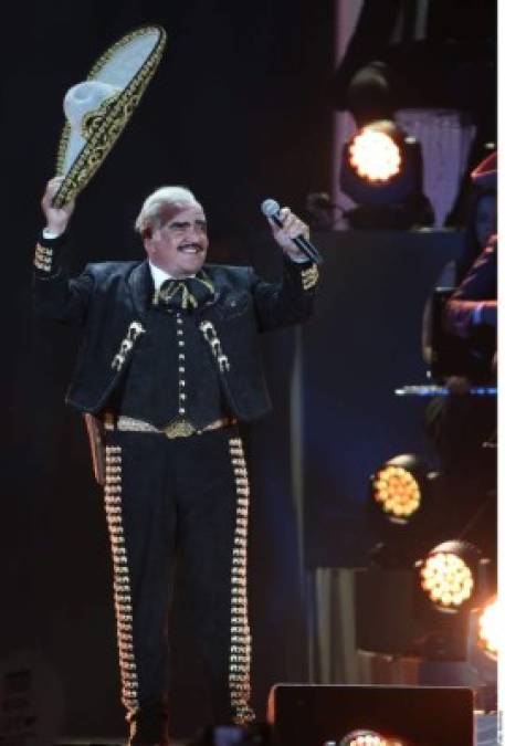 Poco después regresó a ser hospitalizado. A finales de ese año Vicente Fernández fue operado de una rodilla y logró una recuperación satisfactoria.