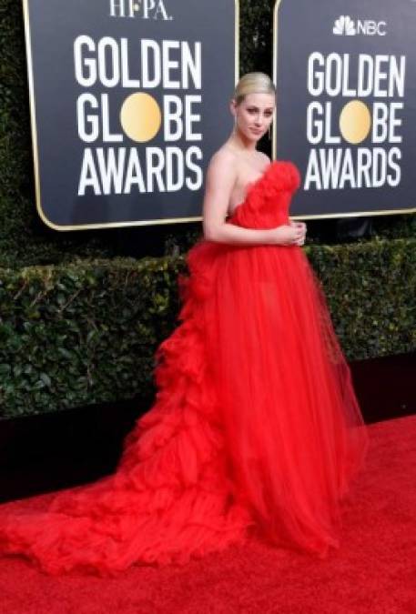 La actriz de Riverdale Lili Reinhart se miraba como un mosquitero 'sensual' en ese vestido rojo.