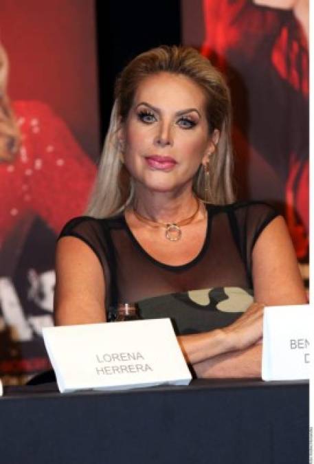 El portal también refuerza su teoría debido a la falta de evidencia sobre el pasado de Lorena Herrera antes de saltar a la fama, como fotos de su infancia o algún dato de su familia.<br/>