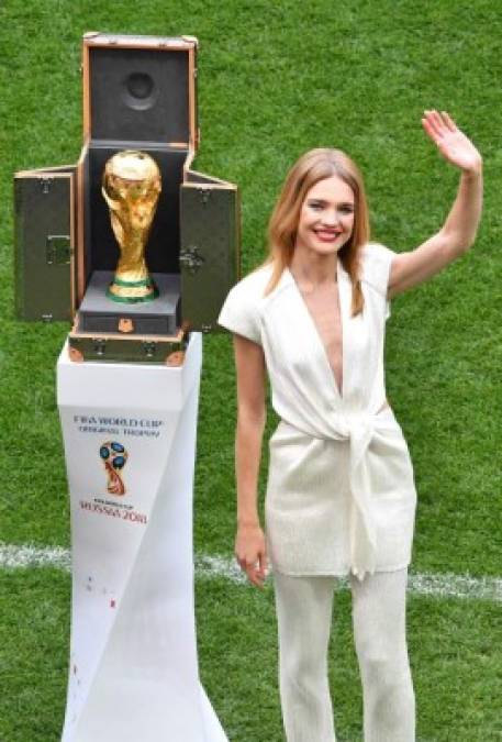 Russian model Natalia Vodianova waves next to the World Cup trophy during the opening ceremony before the Russia 2018 World Cup Group A football match between Russia and Saudi Arabia at the Luzhniki Stadium in Moscow on June 14, 2018. / AFP PHOTO / Mladen ANTONOV / RESTRICTED TO EDITORIAL USE - NO MOBILE PUSH ALERTS/DOWNLOADS