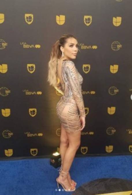 Para su debut escogió un vestido tallado al cuerpo y con transparencias, además llevaba una larga cabellera rubia que le sentaba muy bien.