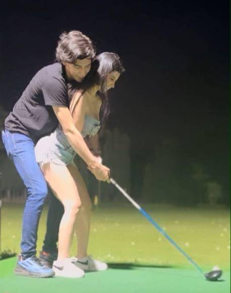 La pareja se mostró muy romántica practicando golf.