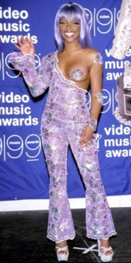 9. Lil' Kim - 1999<br/><br/>Aunque la rapera anduvo bastante cubierta fue el parche de tela faltante en su seno derecho lo que llamó la atención de la audiencia. Años más tarde su look sería imitado por Nicki Minaj.