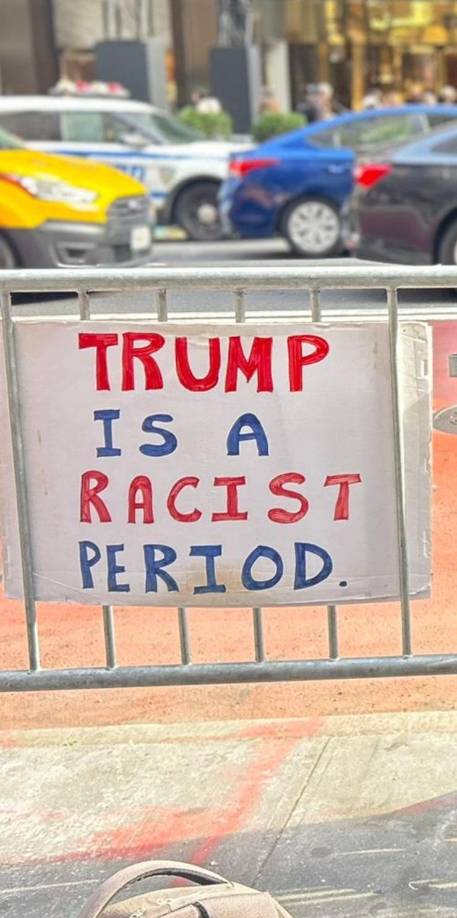 “Trump es un racista. Punto”, se leía en este otro mensaje. 