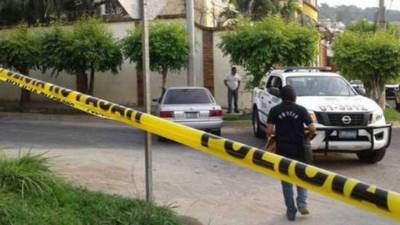 El funcionario fue encontrado en el interior de un vehículo.