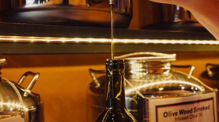 Infused Oils &amp; Vinegars en Dallas, Texas, planea aumentar los precios del aceite de oliva del 10 al 15 por ciento en el 2024.