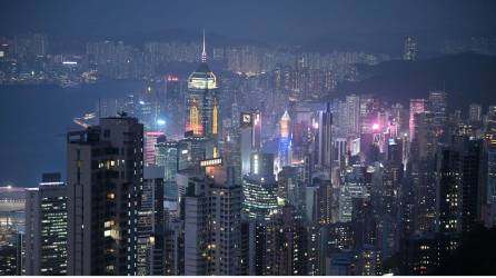Esta foto tomada el 21 de febrero de 2023 muestra una vista de los edificios desde Peak en Hong Kong.