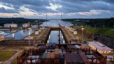 Bajos niveles de agua han obligado a las autoridades a reducir el número de buques de carga permitidos por el Canal de Panamá.